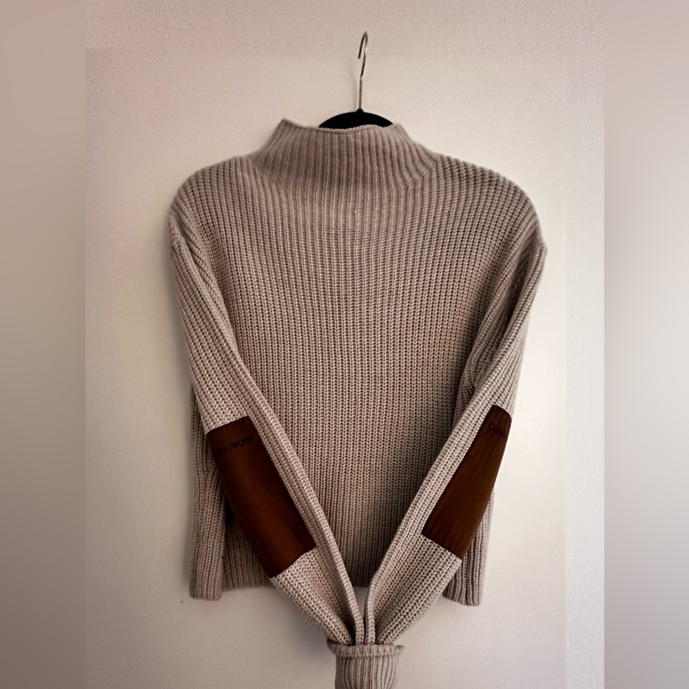 CALVIN KLEIN crop top sweater is perfect for a date night!